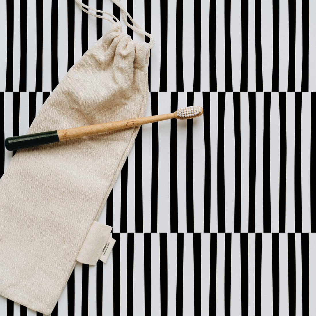 simple black and white vertical lines wallpaper for bathroom