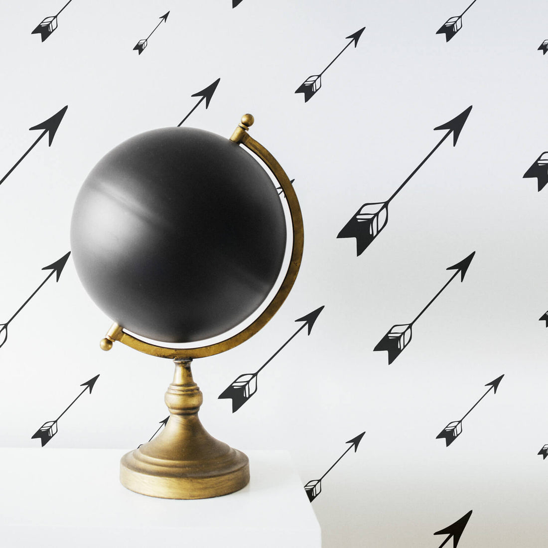 simple black and white kids bedroom wallpaper with arrow print