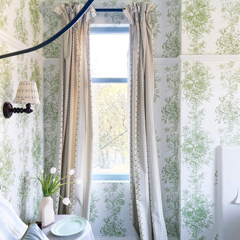 Carta da parati con motivo toile verde erba