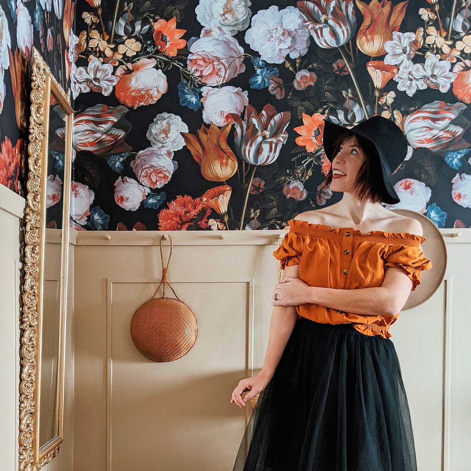 Dark Vintage Flower Bouquet wallpaper