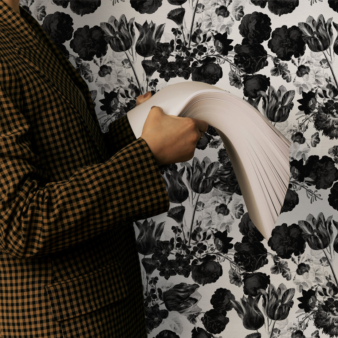 Classic Black Vintage Flowers Silk Wallpaper
