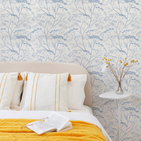 Carta da parati in seta blu denim con fiori di campo botanici