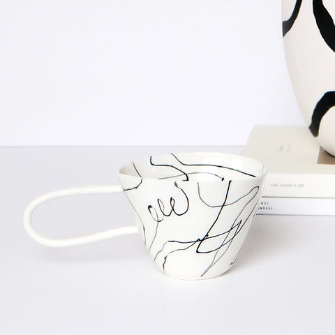 Tazza in Porcellana Fatta a Mano (Linee Astratte)