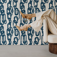 Brush stroke design wallpaper with chain pattern in blue