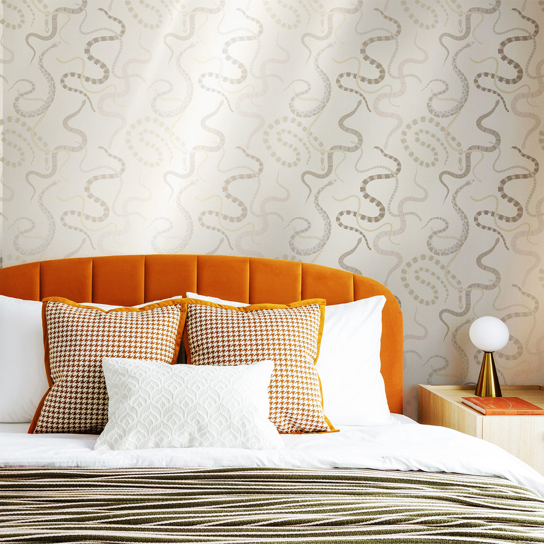 Metallic Pearl Snake In The Grass Wallpaper