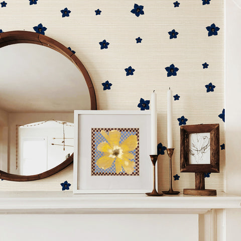 Carta da parati in erba intrecciata con minuscoli fiori blu