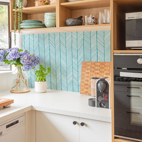 Einfacher Fischgrät-Backsplash in Türkis