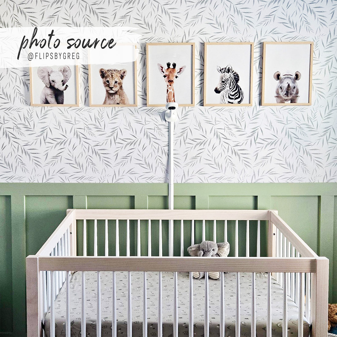 Light green botanical foliage wallpaper