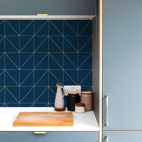 Dunkle skandinavische Fischgrät-Design-Fliesenrückwand