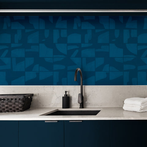 Design di paraschizzi con piastrelle geometriche blu