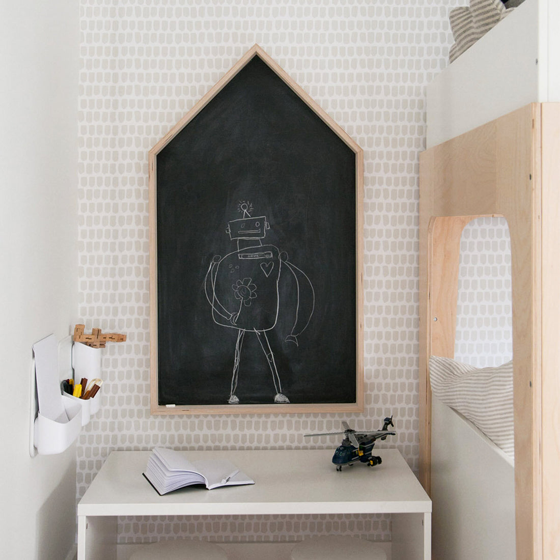 light beige kids bedroom wallpaper with tiny speckles and chalkboard