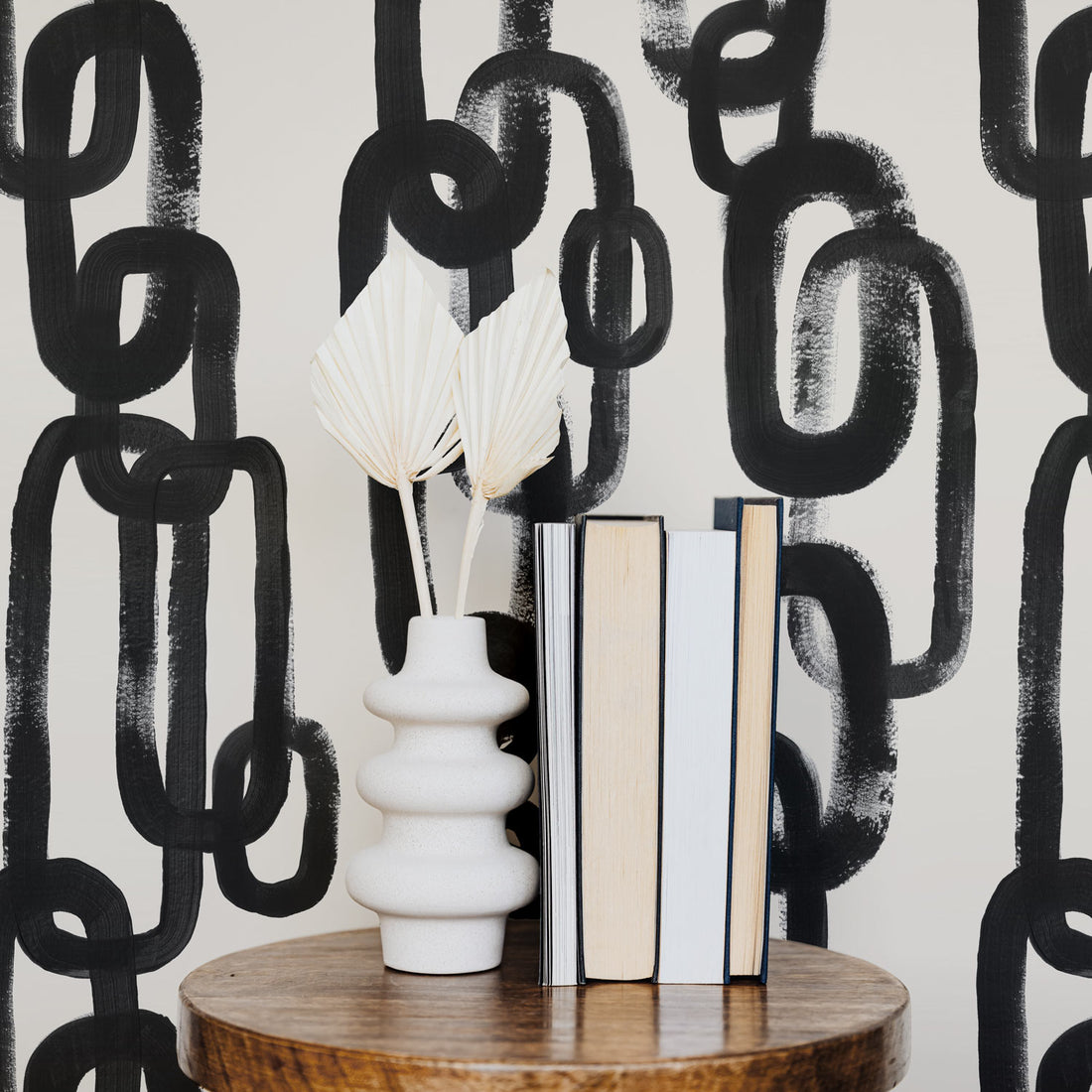 Brush stroke design wallpaper with chain pattern