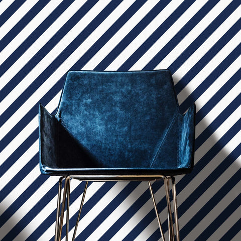 Carta da parati con righe diagonali blu scuro