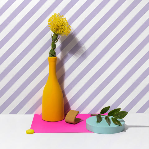 Carta da parati con linee diagonali color lavanda