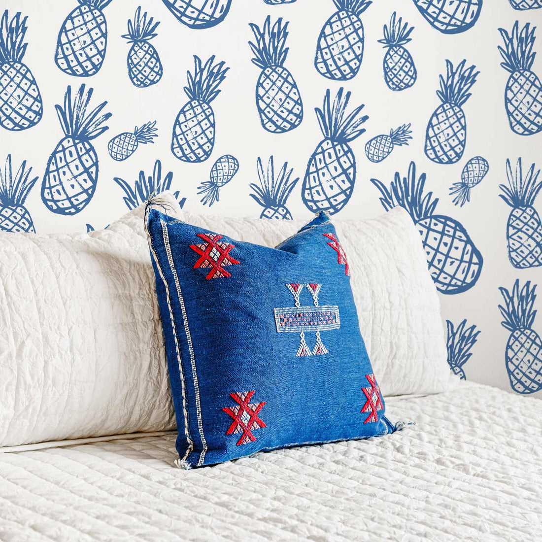 https://livetteswallpaper.com/cdn/shop/products/modern-tropical-boys-bedroom-wallpaper-with-pineapples_1100x.jpg?v=1617638878